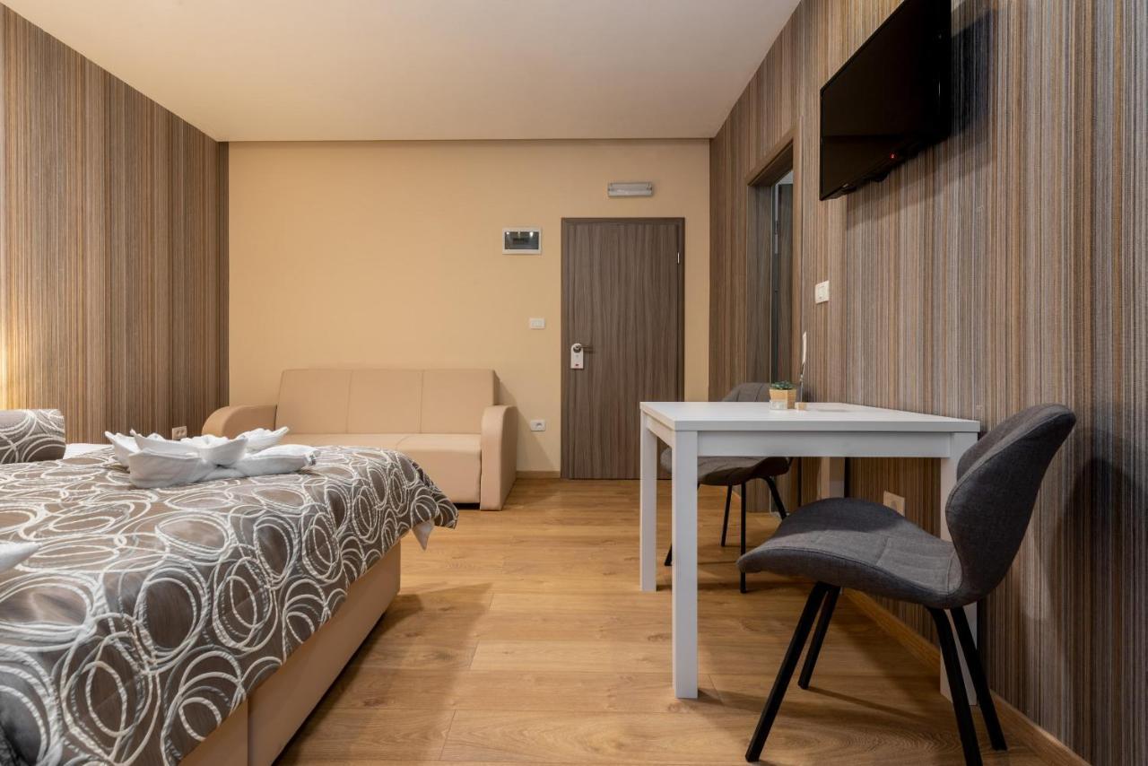 Hotel Tomazici Santalezi エクステリア 写真