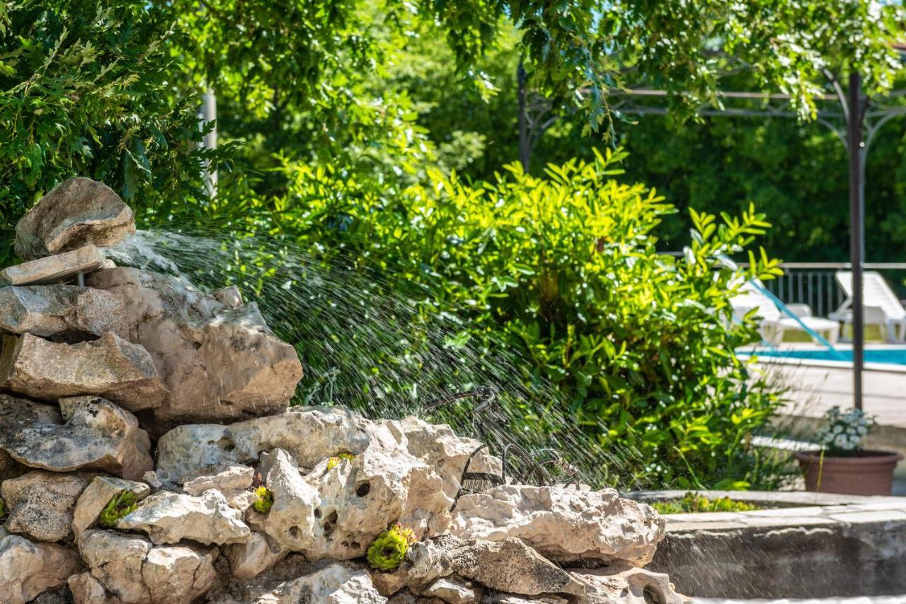 Hotel Tomazici Santalezi エクステリア 写真